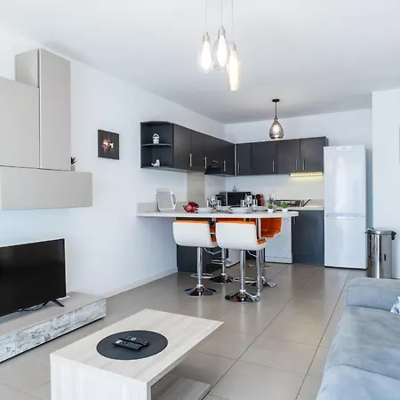 Apartment 1-br In Palm Swimming Pool Parking *